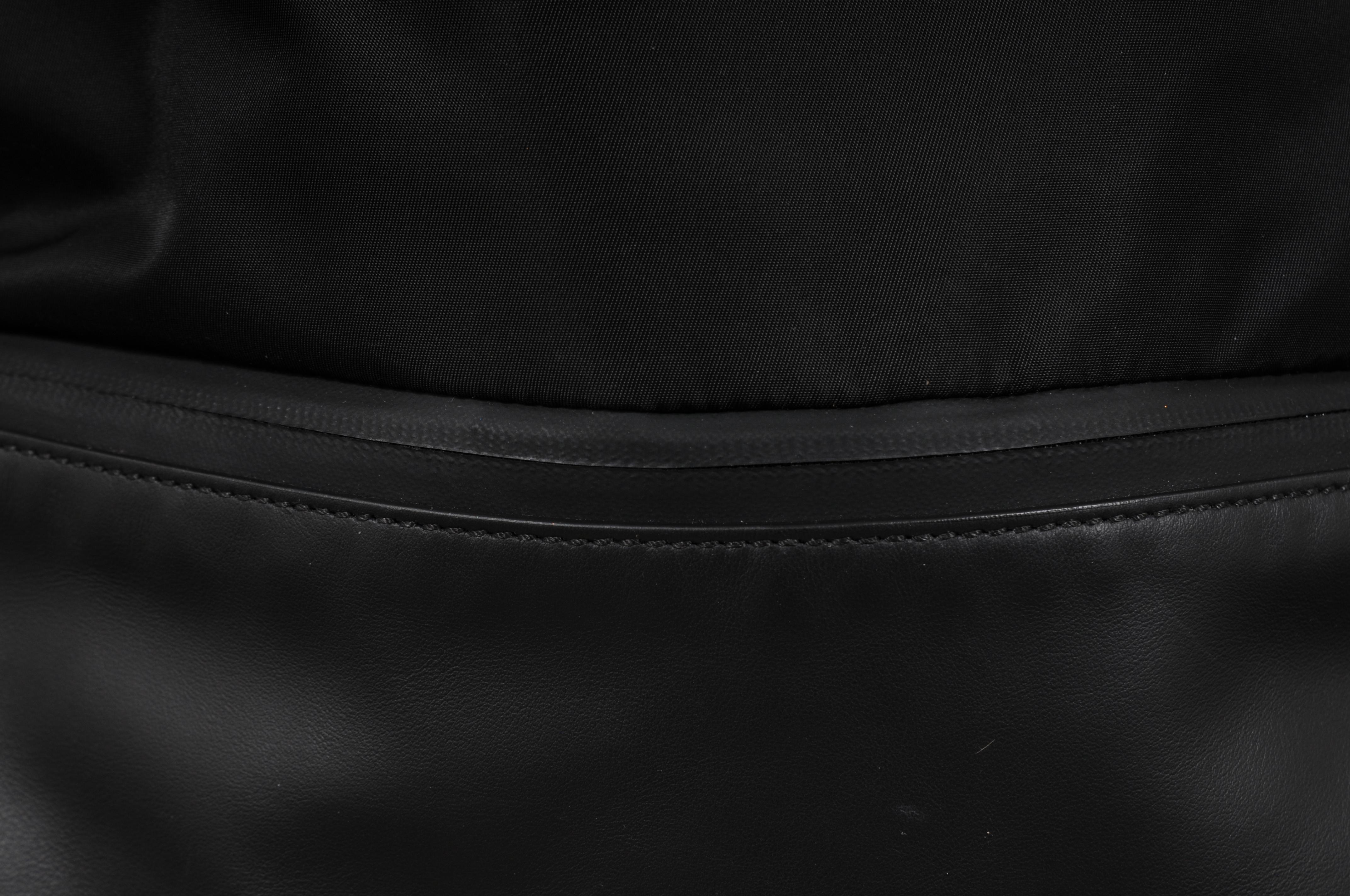 Sac à dos à cordon de serrage Vitello en nylon Fendi Logo en cuir noir Sangles jaunes Unisexe en vente