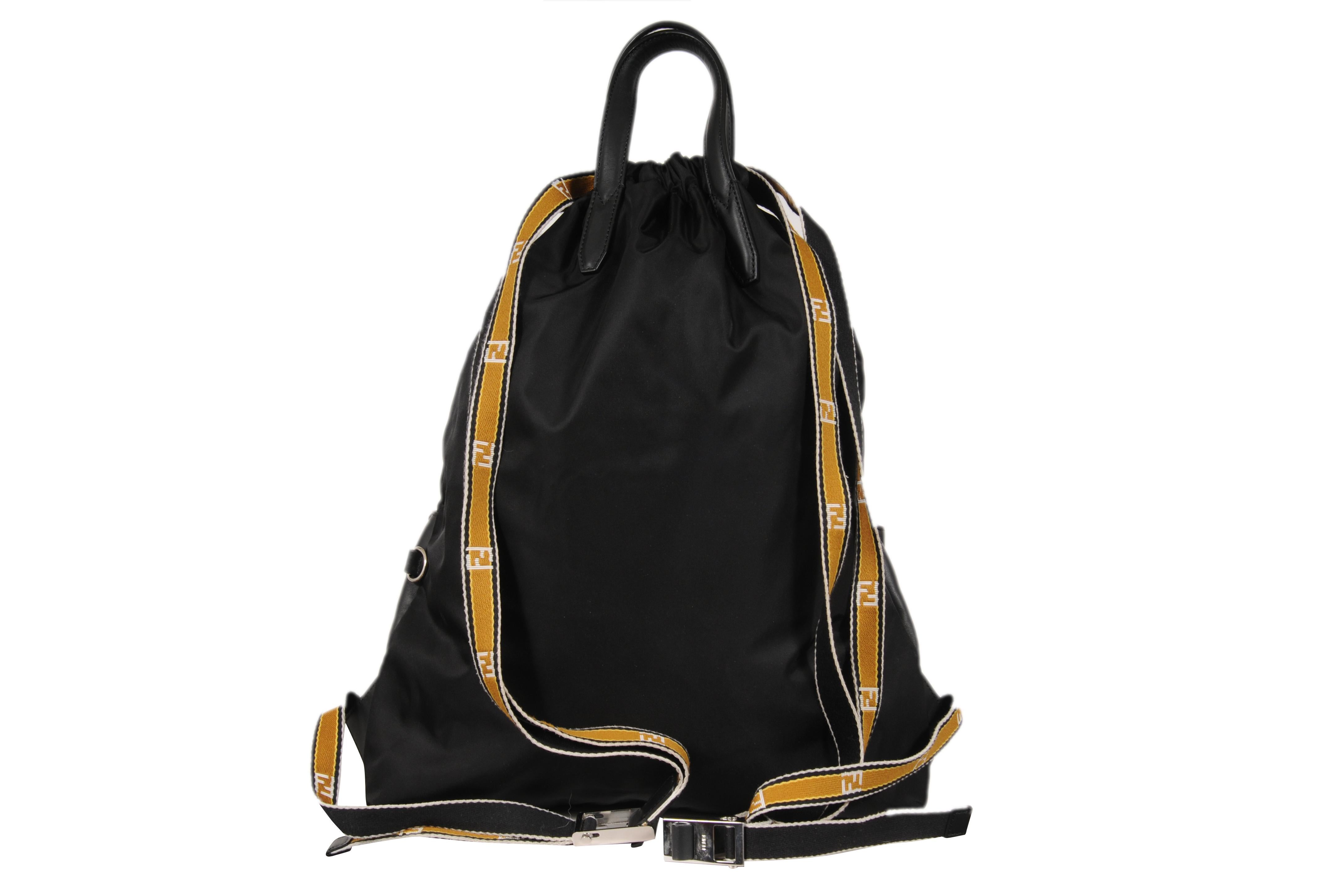 Sac à dos à cordon de serrage Vitello en nylon Fendi Logo en cuir noir Sangles jaunes en vente 1