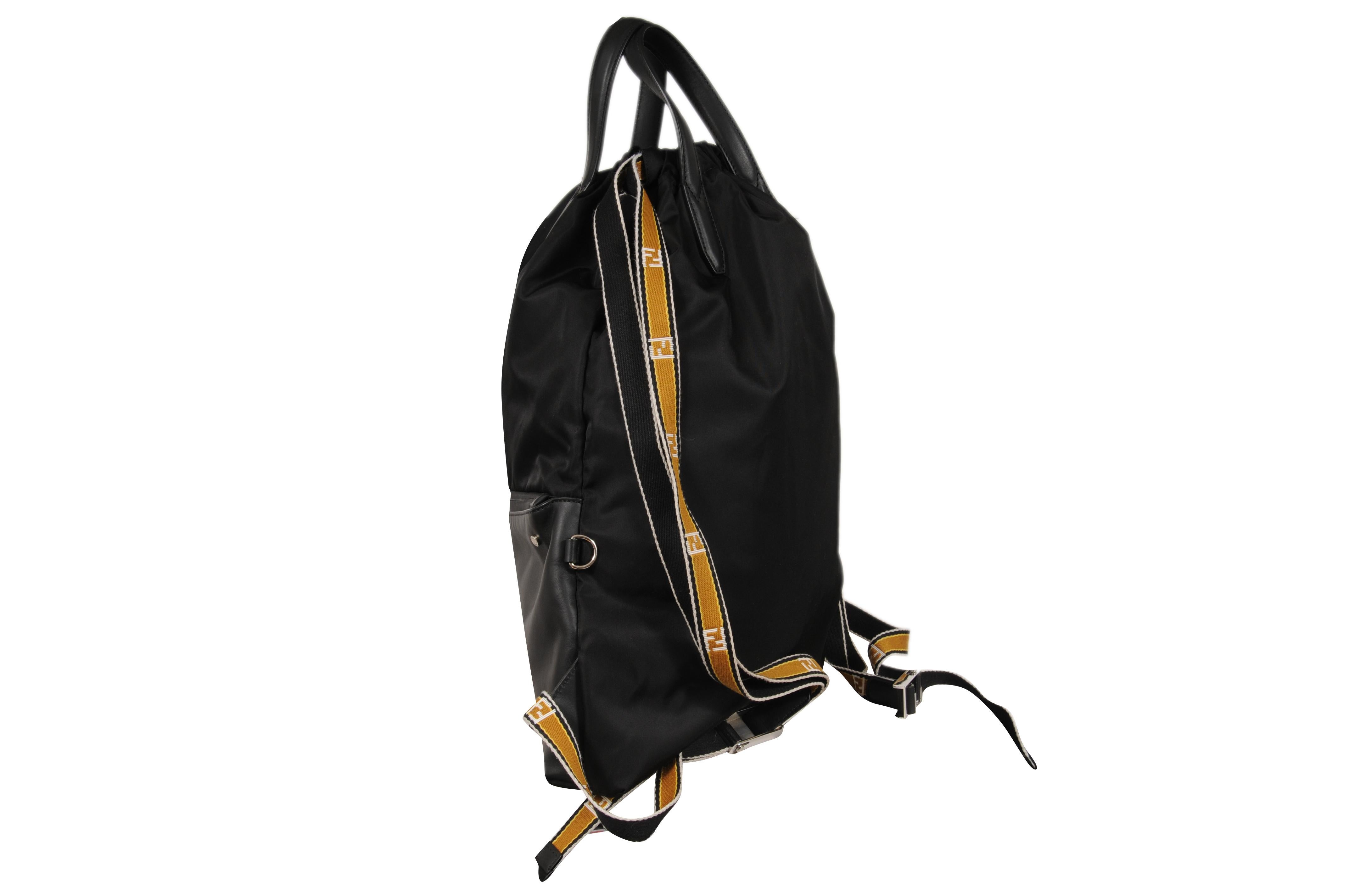 Sac à dos à cordon de serrage Vitello en nylon Fendi Logo en cuir noir Sangles jaunes en vente 3