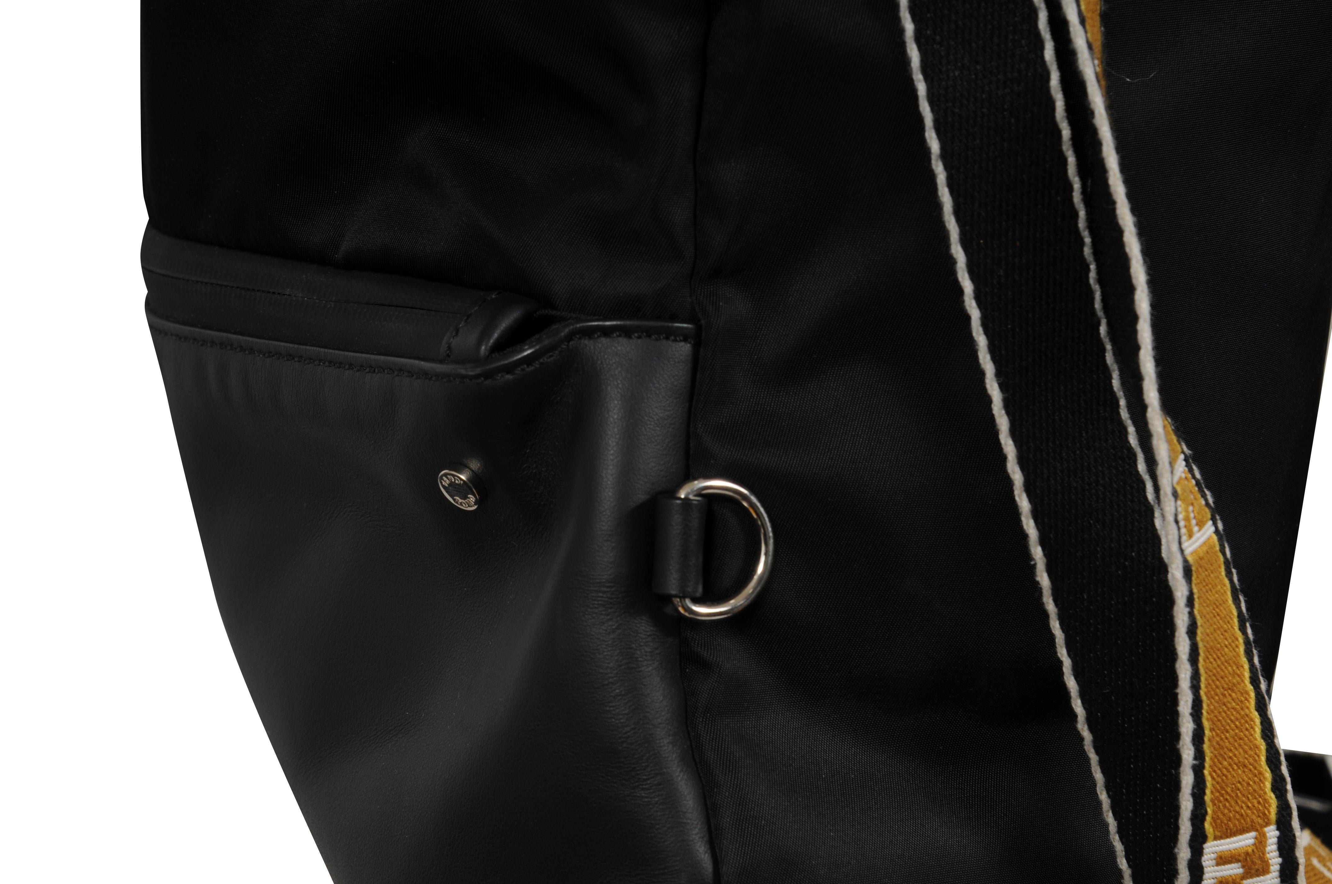 Sac à dos à cordon de serrage Vitello en nylon Fendi Logo en cuir noir Sangles jaunes en vente 4