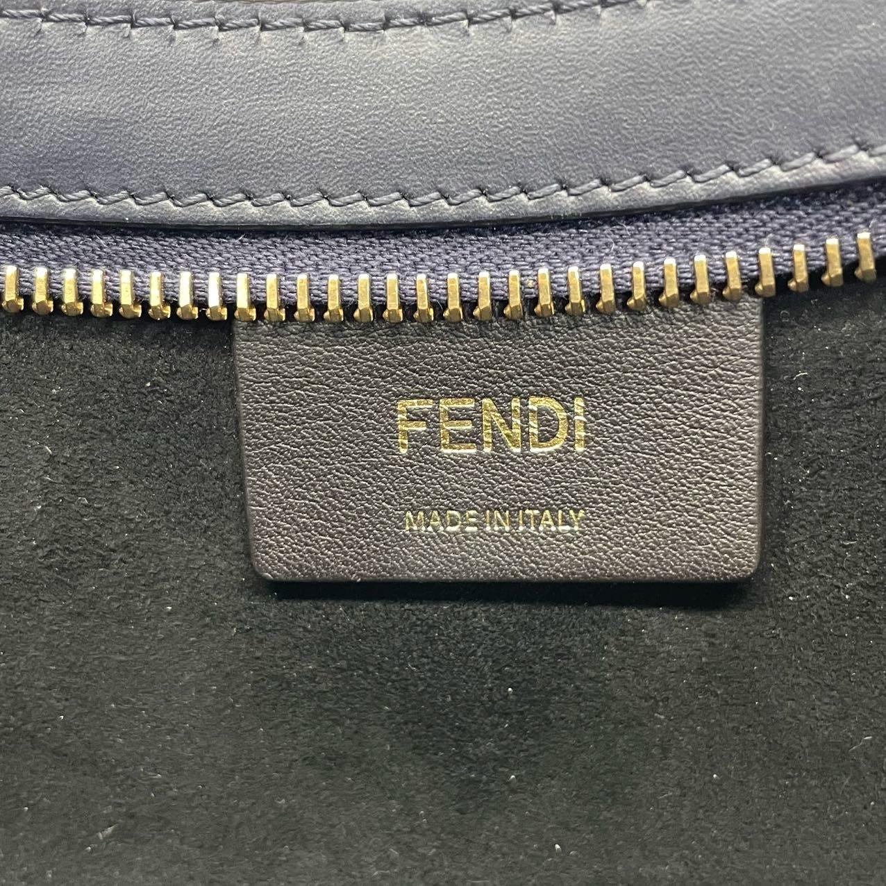 FENDI O Lock Navy Umhängetasche aus Leder und Kunstpelz im Angebot 5