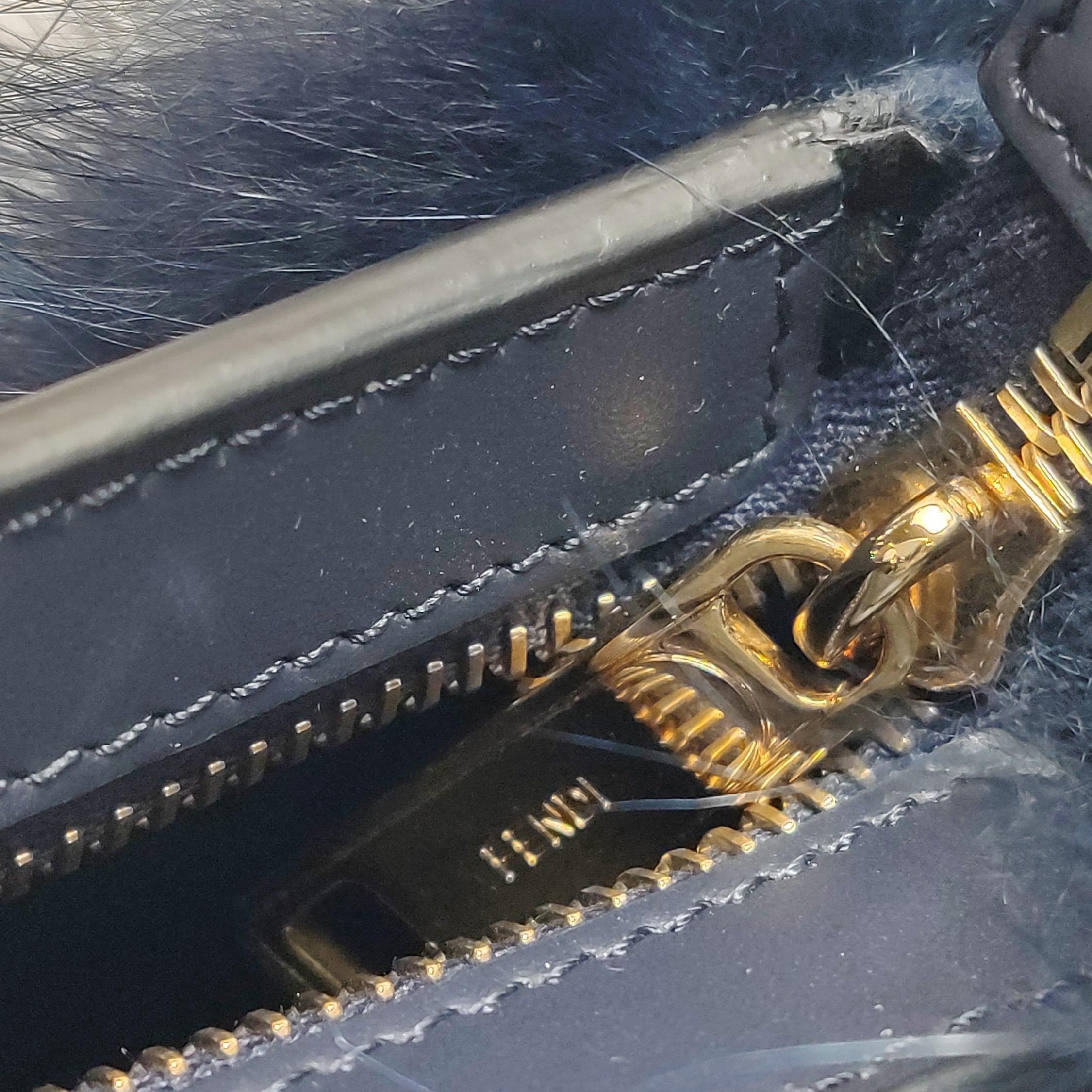 FENDI O Lock Sac à bandoulière en cuir et fausse fourrure marine en vente 7