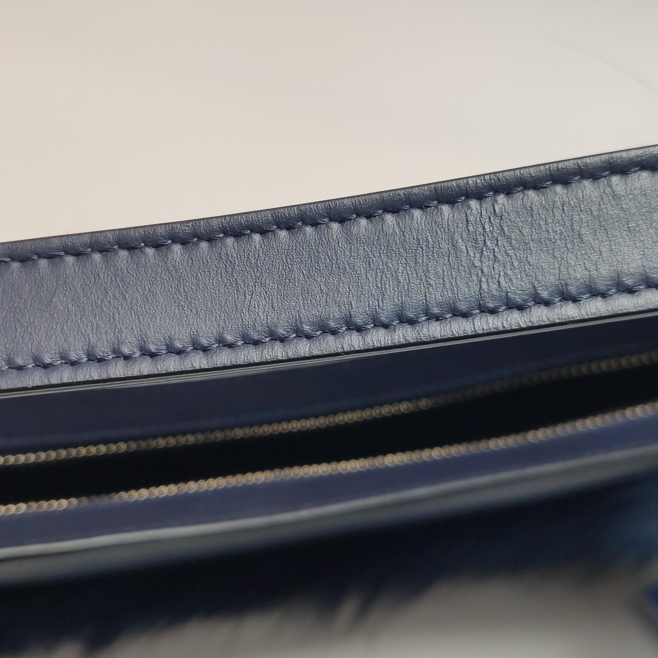 FENDI O Lock Sac à bandoulière en cuir et fausse fourrure marine en vente 9