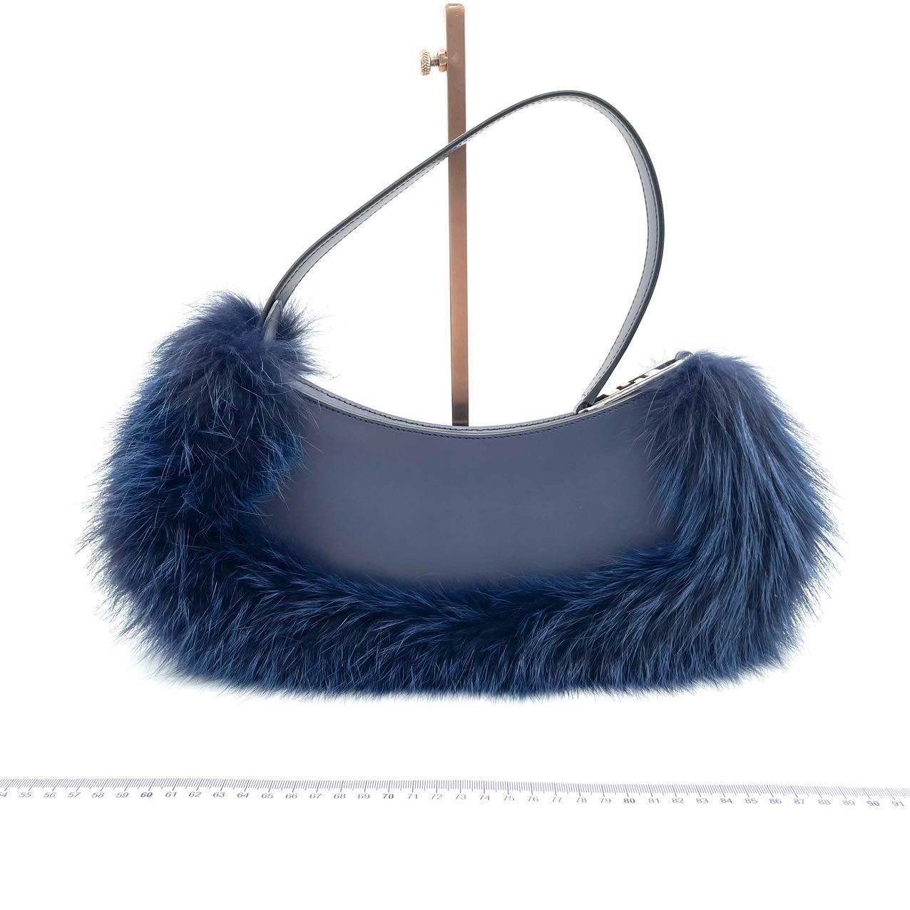FENDI O Lock Navy Umhängetasche aus Leder und Kunstpelz
Dies sind professionelle Fotos der tatsächlich von Luxbags angebotenen Tasche.
ZUSTAND: AUSGEZEICHNET
Leichte Kratzer auf dem Leder und der Hardware. 
DETAILS

FENDI
O Schloss
Leder,