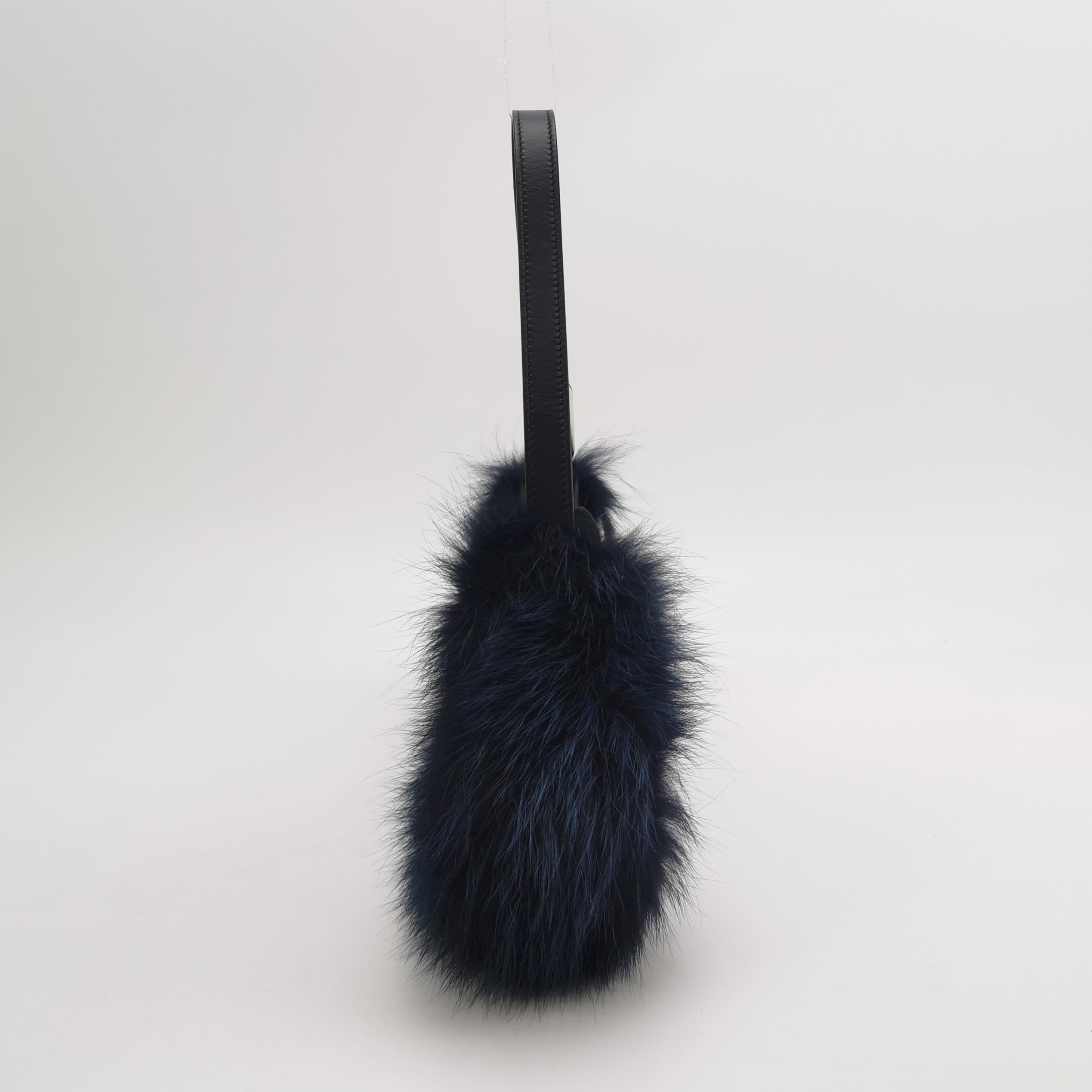 Noir FENDI O Lock Sac à bandoulière en cuir et fausse fourrure marine en vente