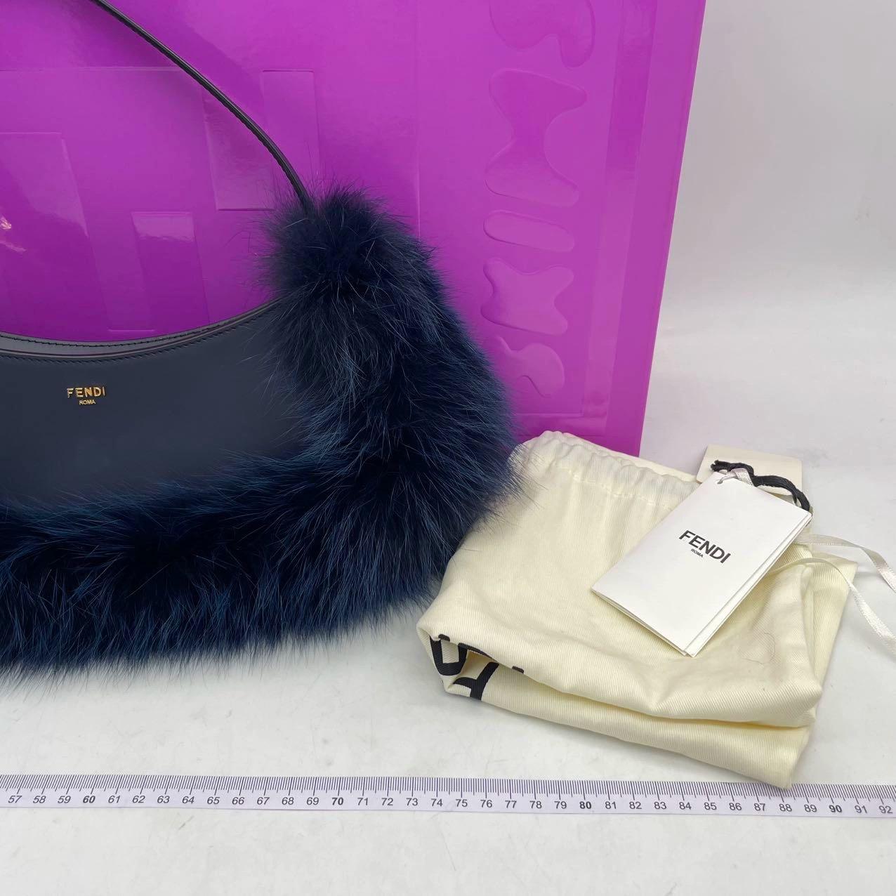 FENDI O Lock Navy Umhängetasche aus Leder und Kunstpelz im Angebot 2