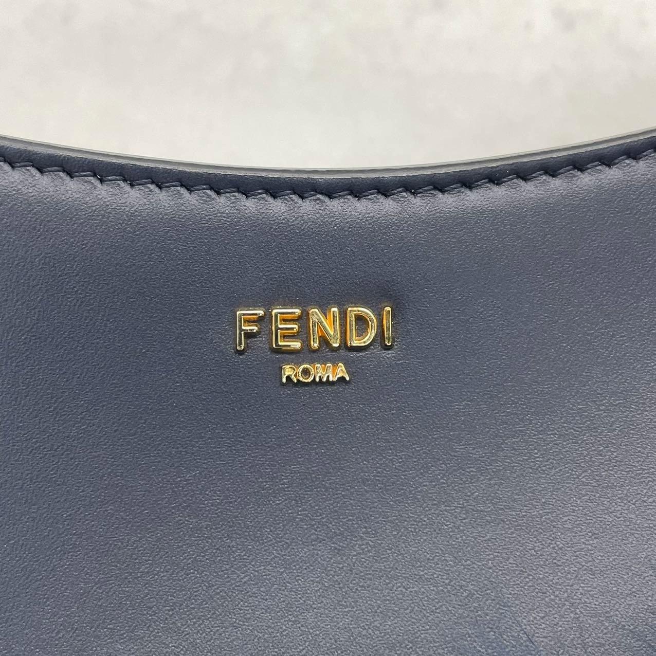 FENDI O Lock Navy Umhängetasche aus Leder und Kunstpelz im Angebot 3