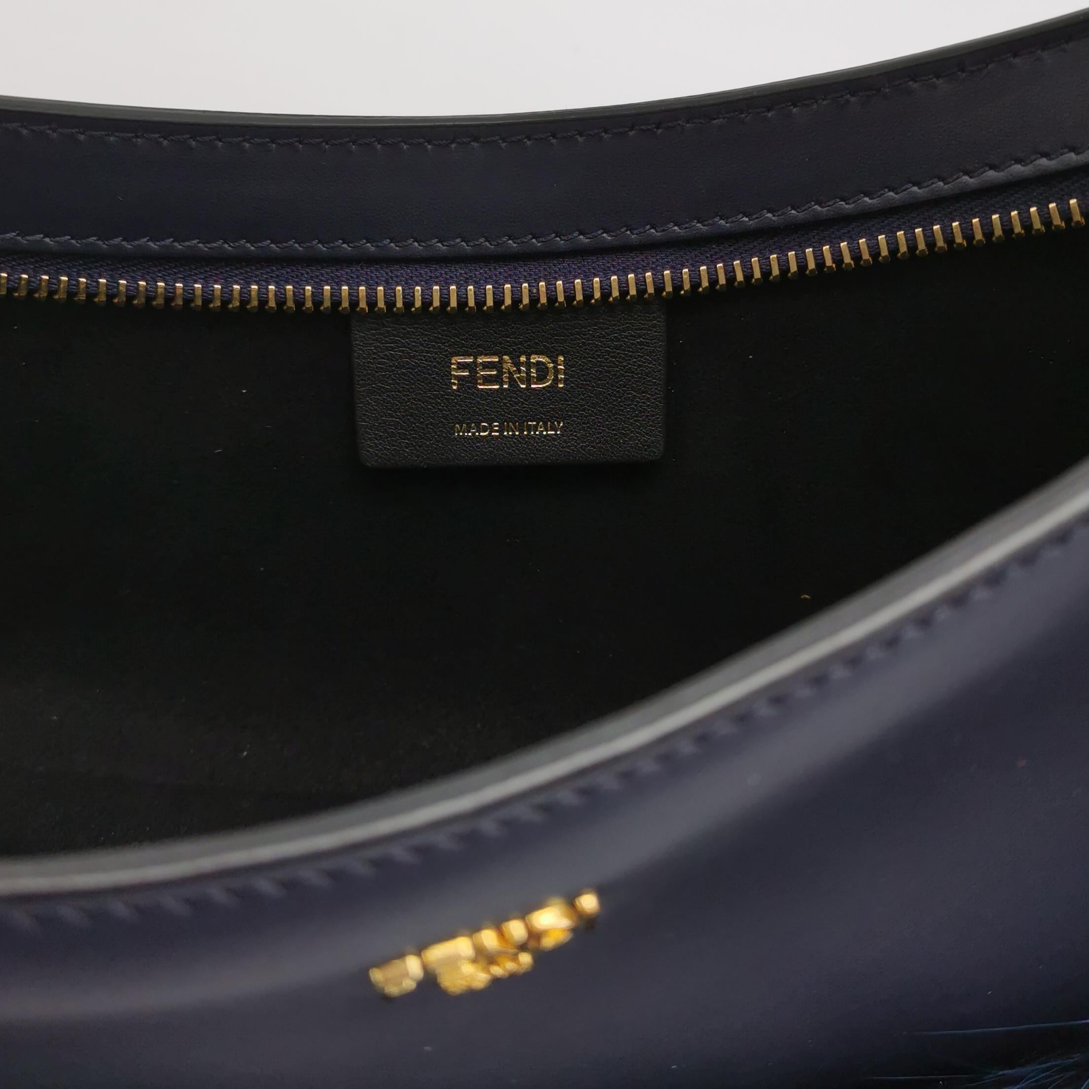 FENDI O Lock Sac à bandoulière en cuir et fausse fourrure marine en vente 3