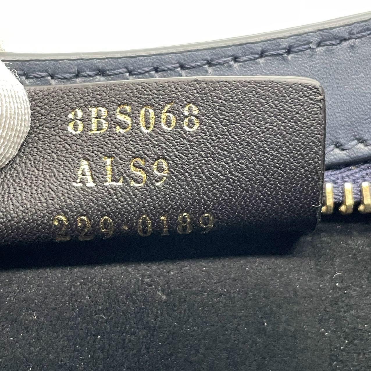 FENDI O Lock Navy Umhängetasche aus Leder und Kunstpelz im Angebot 4