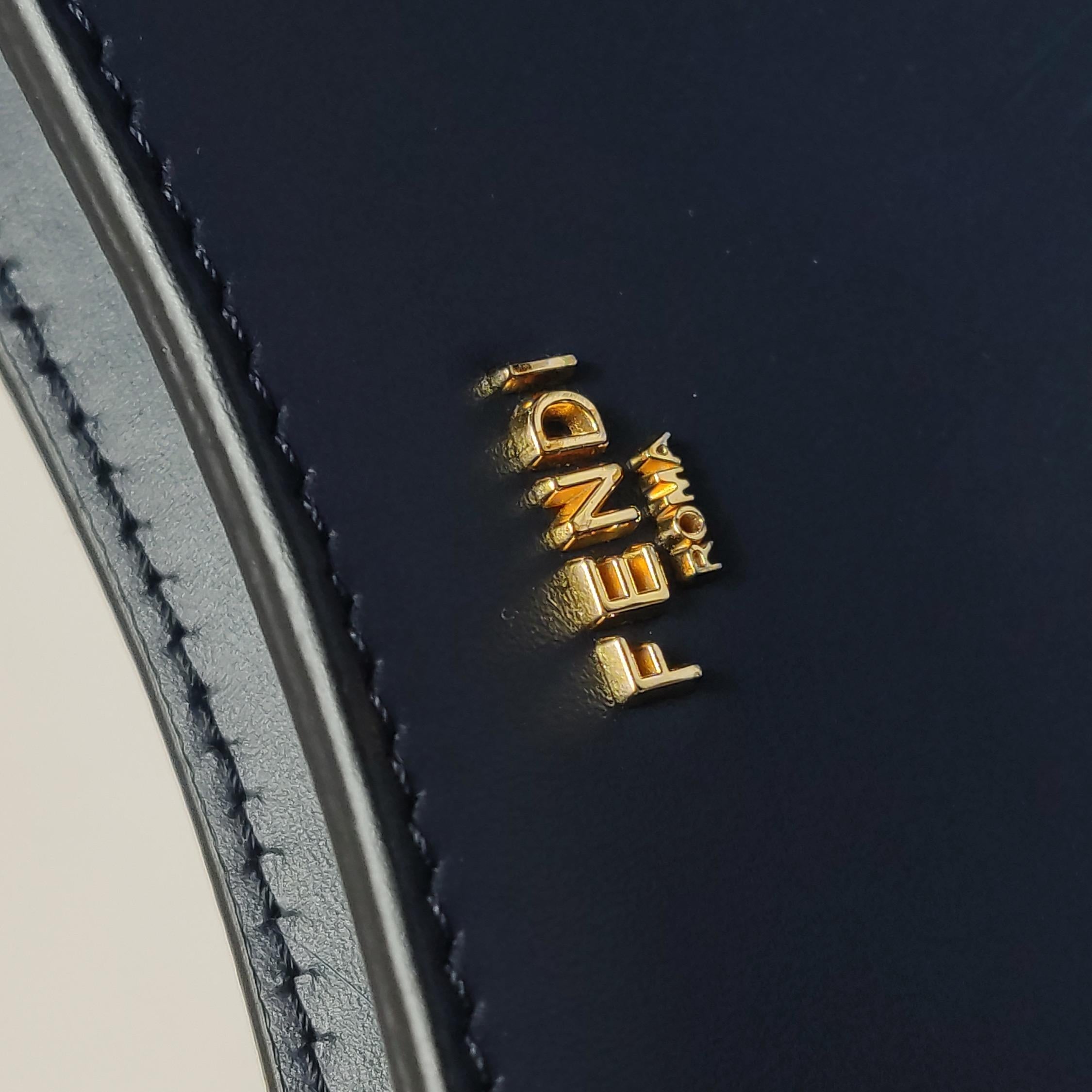 FENDI O Lock Sac à bandoulière en cuir et fausse fourrure marine en vente 4