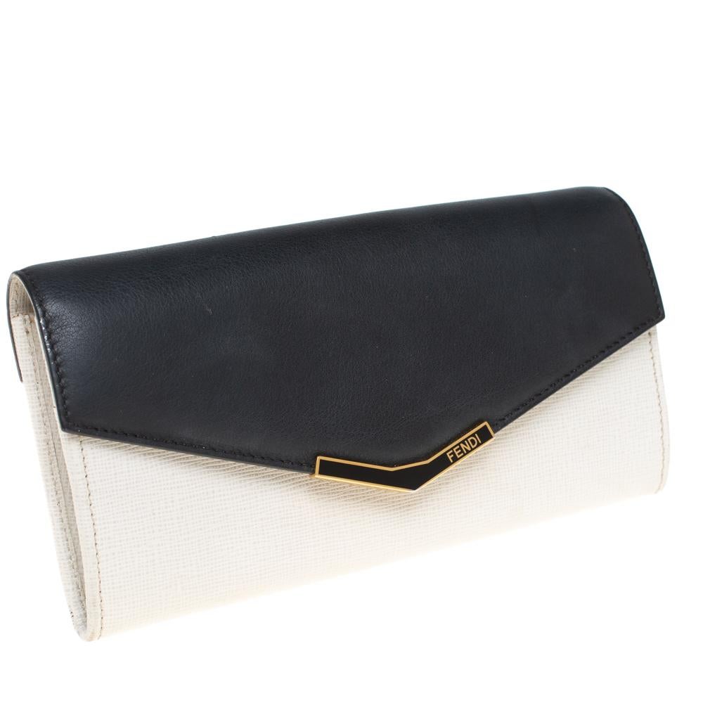 Ensure your essentials are in place with this Continental wallet from Fendi. Crafted using leather, the off-white wallet has an envelope flap in black, tipped with gold-tone metal and featuring the brand name.

