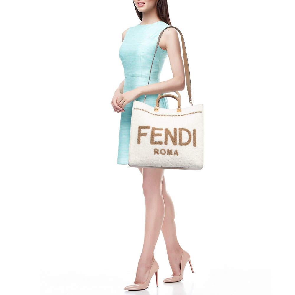 Connue pour ses créations élégantes, sophistiquées et intemporelles, Fendi est une marque dans laquelle il vaut la peine d'investir. Les sacs qui sortent de l'atelier de ce Label sont exquis. Ce fourre-tout Sunshine n'est pas différent. Il a été
