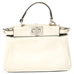 Fendi Sac Crossbody Micro Peekaboo en cuir blanc cassé