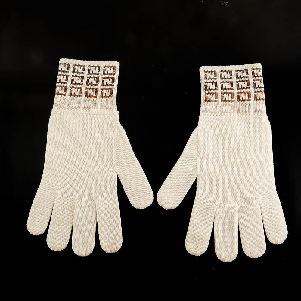Beautiful pair of FENDI off-white wool gloves. Logo FENDI on the wrist.
Never worn. Made in Italy.
Flat dimensions: length 26.5 cm x wrist 8 cm x 10 cm width under the thumb.
Will be delivered in a non-original dustbag.
