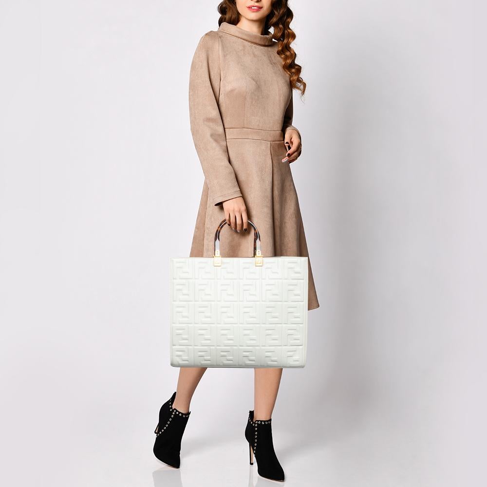 The classy silhouette and the use of Zucca embossed leather for the exterior bring out the appeal of this Fendi tote. It features dual handles, gold-tone hardware, and a suede-lined interior.