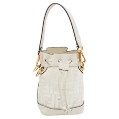 Fendi Mini-Mon Tresor Bucket Bag aus PVC und Leder in Weiß