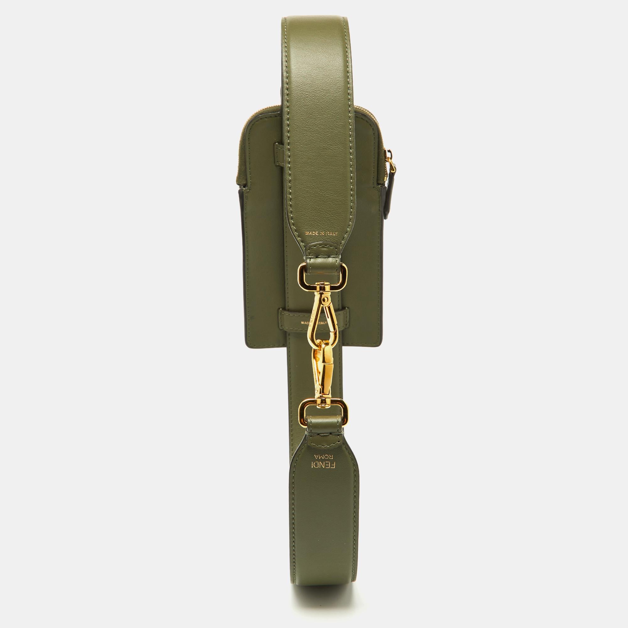 This bag strap from Fendi is a practical investment to make. It has been crafted using leather with distinct hardware. Complement your cell with this strap.


