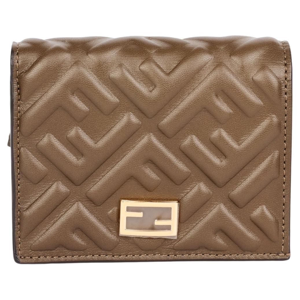 Fendi - Petit portefeuille en cuir nappa olive  en vente