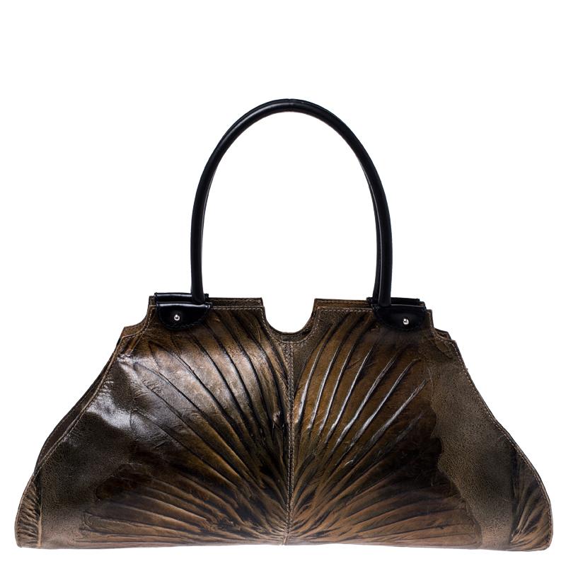 This Fendi creation is beautiful in so many ways. From its design to its structure, the shoulder bag exudes charm and high fashion. It flaunts a green leather exterior with a beguiling textured finish, two well-designed flap pocket on the front and