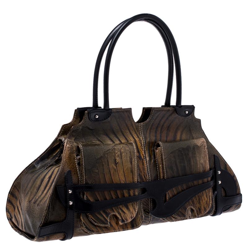 Fendi Olive Textured Leather Trapezio Shoulder Bag In Good Condition In Dubai, Al Qouz 2