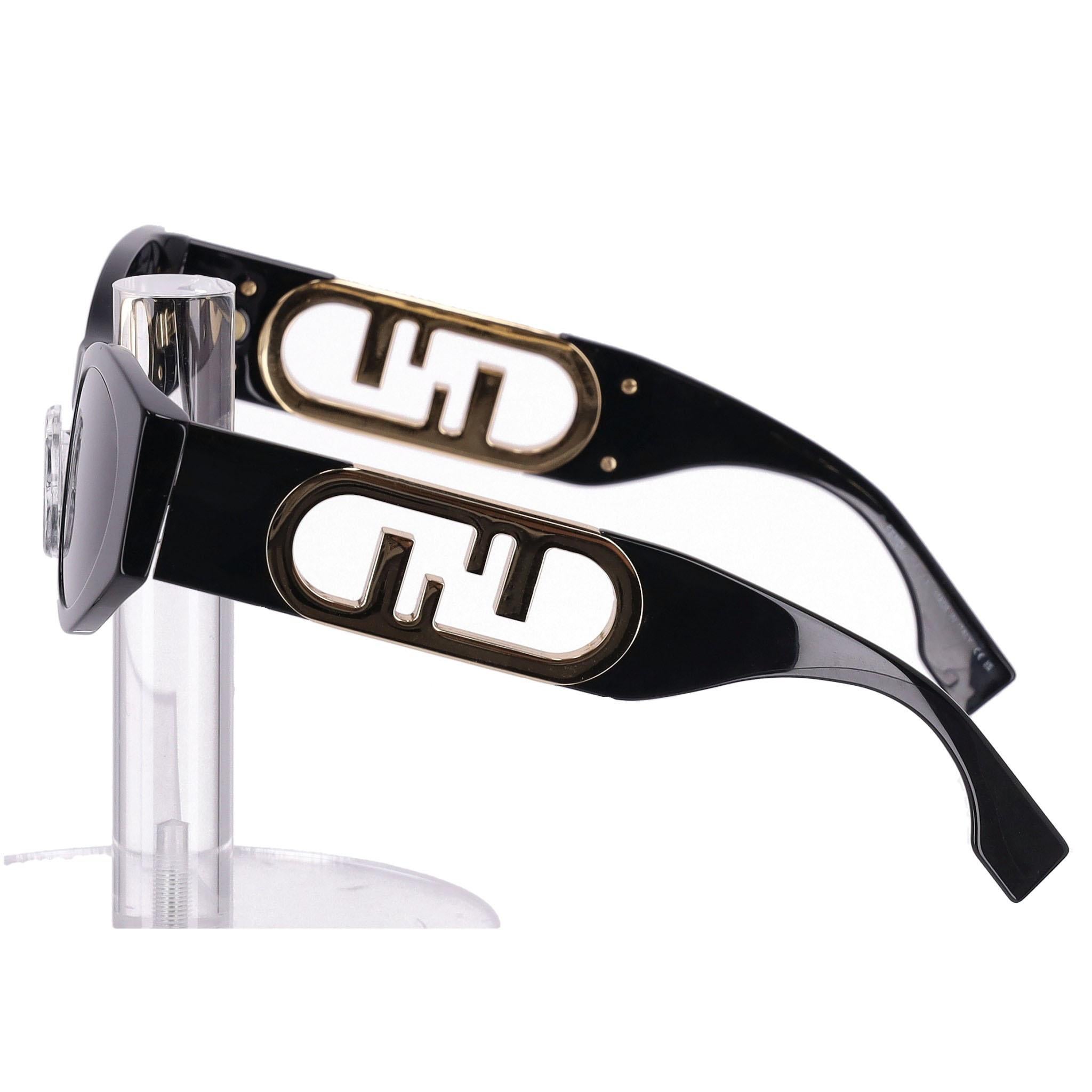 Fendi O'Lock 'FF' Logo Sunglasses

Black and designed in a sleek cat-eye silhouette with highlighted maxi O'Lock 'FF' logo hardware to each arm at the temples.

Size - One Size

Condition - Very Good (Light scratches to frame)

Composition - 