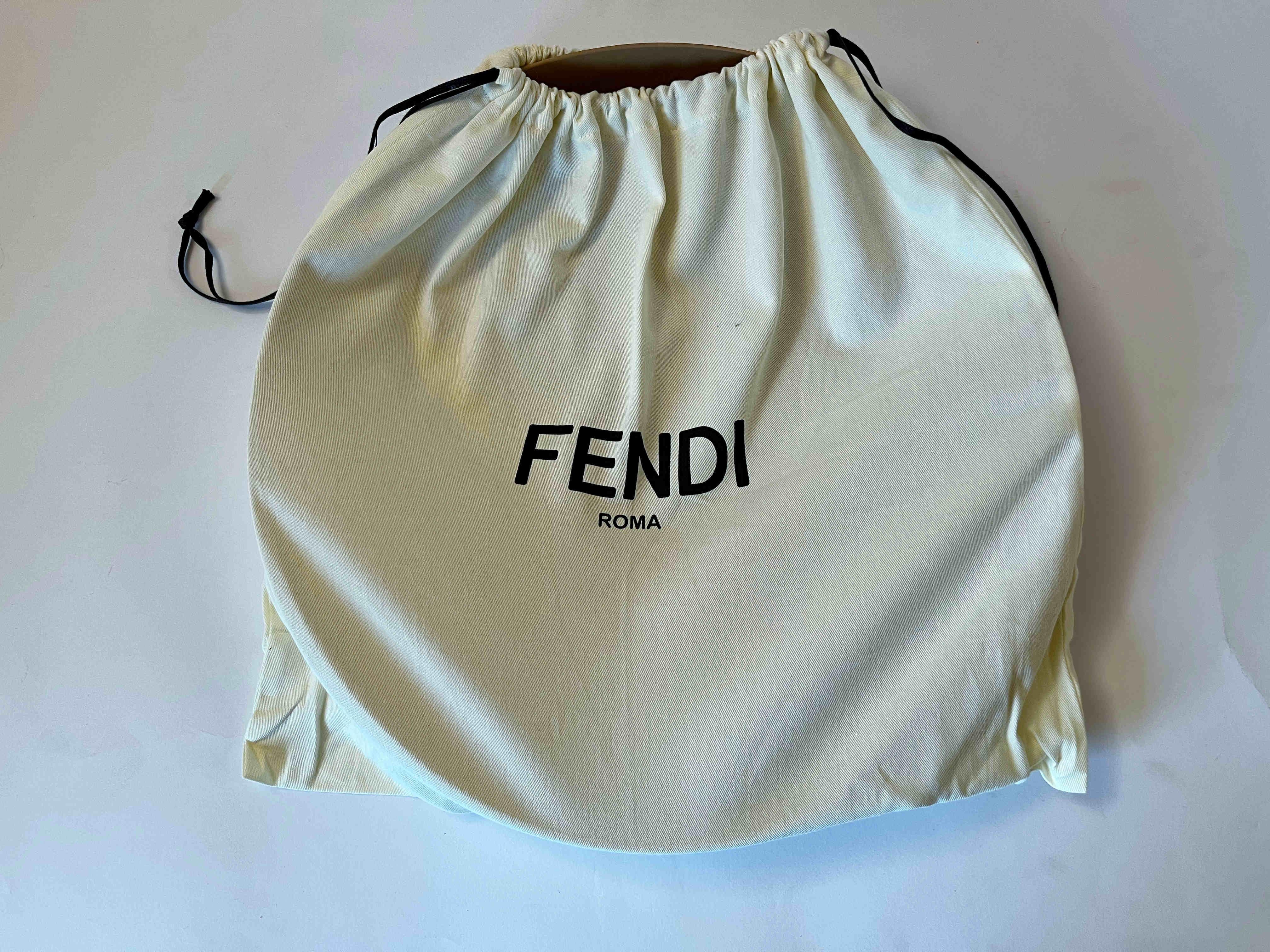 Bandeja redonda FENDI O'Lock, 3 Disponible en venta 8