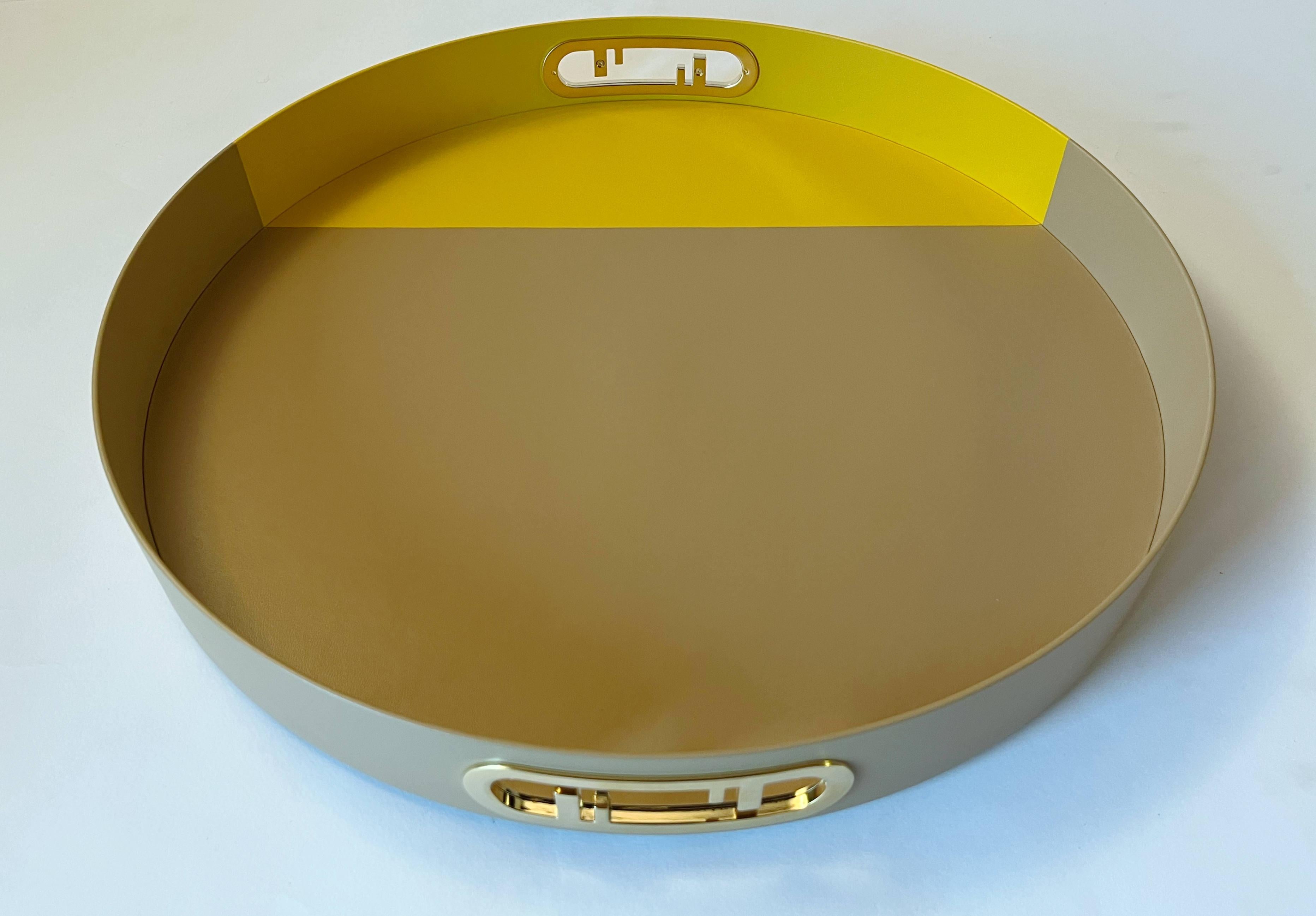 Bandeja redonda de piel de cordero FENDI Casa O'Lock en colores miel oscuro y mimosa con asas en color oro acero / Made in Italy
Marca original en la base / viene en la bolsa original
Diámetro: 17,5 pulgadas, altura 2,5 pulgadas
3 disponibles en