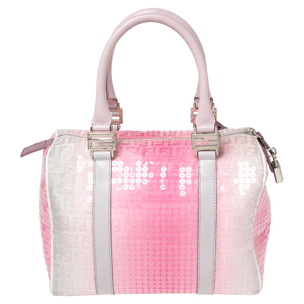 This Forever Bauletto Boston bag from the House of Fendi is truly a beautiful creation of the brand. Adorned with chic aesthetics and shaped into a neat silhouette, this bag obtains a lovely appearance. It is made from ombre pink Zucchino fabric,