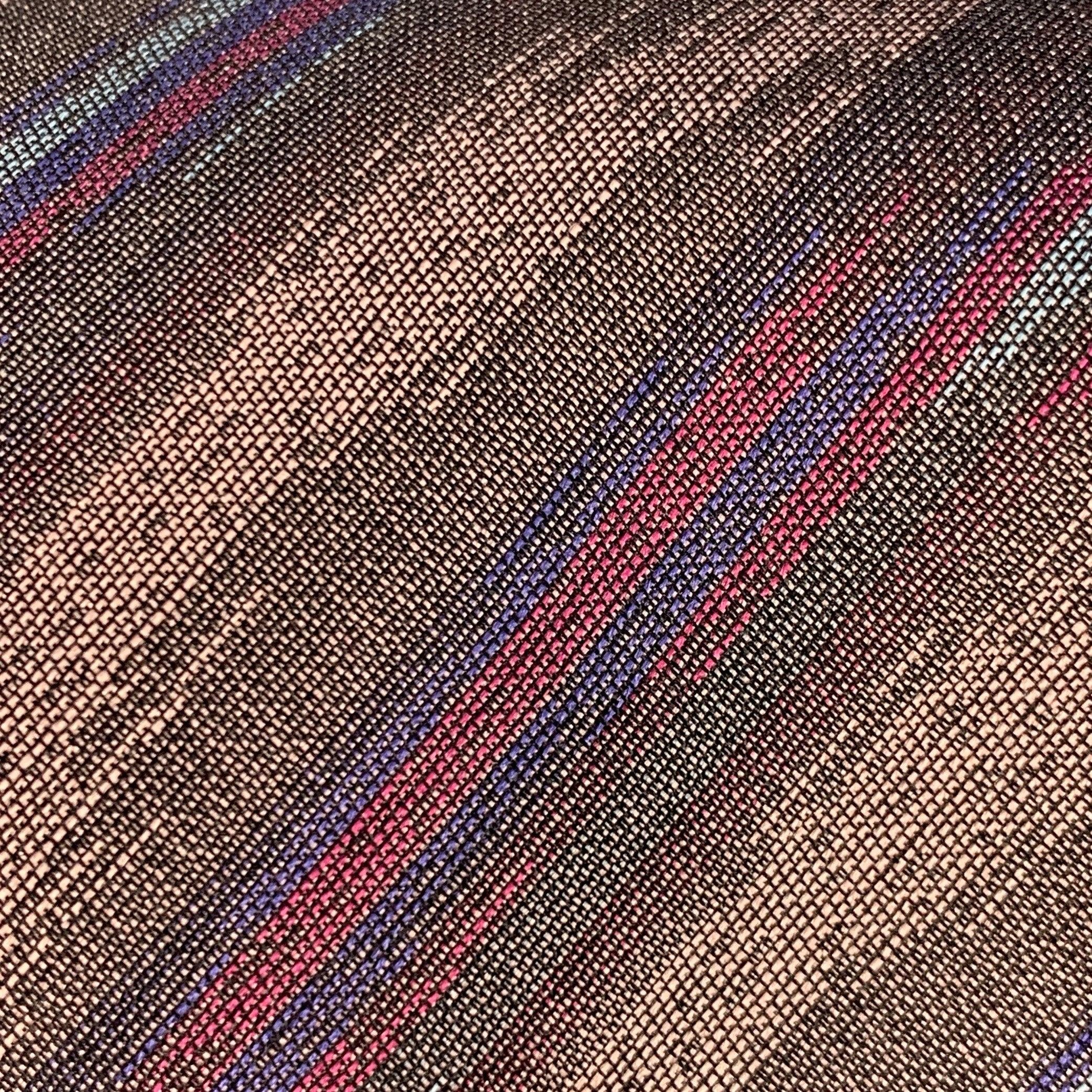 Cravatta Fendi in seta viola e grigio con motivo a righe diagonali. Realizzato a mano in Italia.Ottime condizioni di usato.Larghezza: 3 pollici Lunghezza: 58 pollici 

  
  
 
Riferimento Sui Generis: 141171
Categoria: Cravatta
Ulteriori dettagli
  