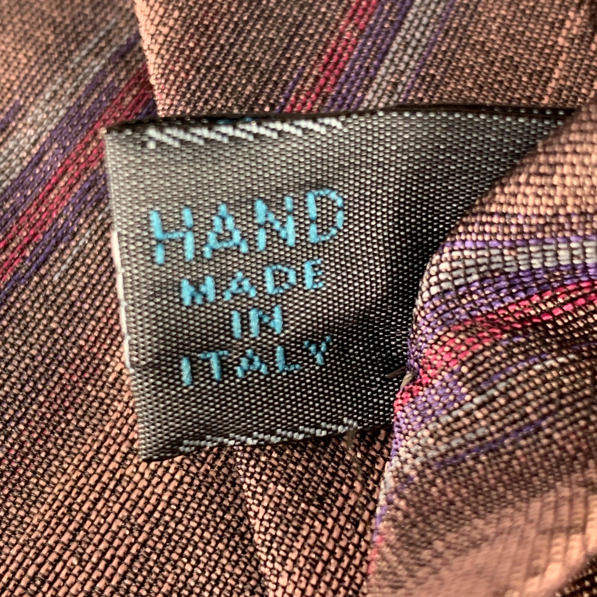 Fendi, cravatta in seta a righe diagonali viola e taupe in taglia unica in vendita 1