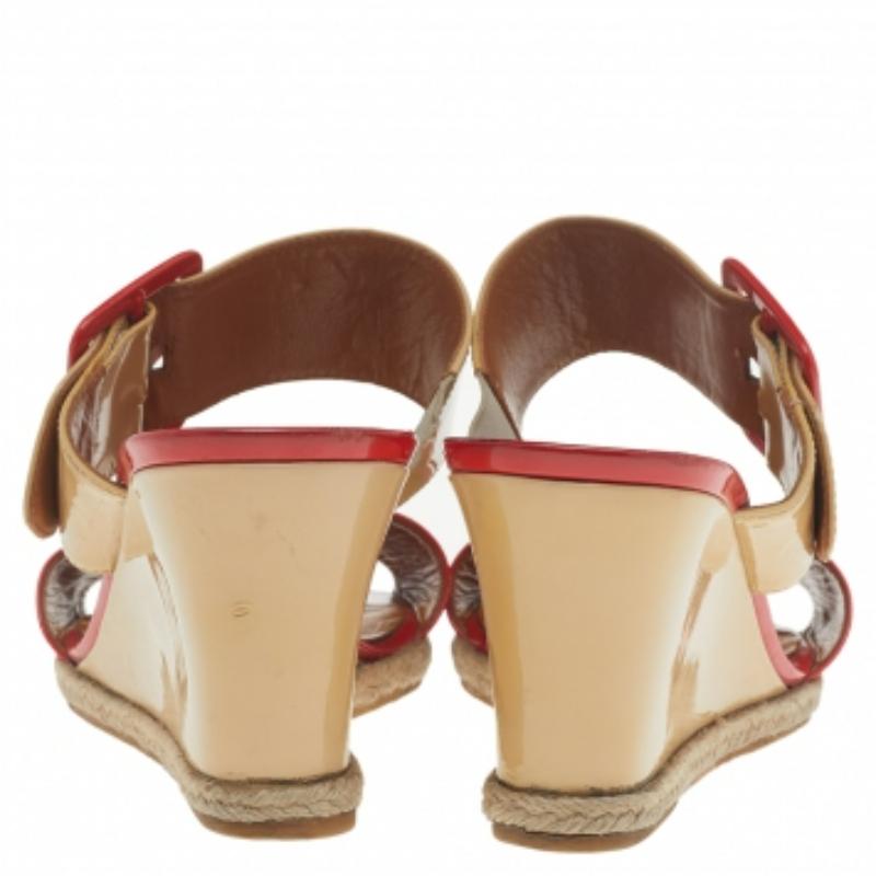 Fendi Espadrille-Sandalen mit Keilriemen aus Lackleder in Orange-Beige und Lackleder mit Schnallenriemen Größe 39 (Braun) im Angebot