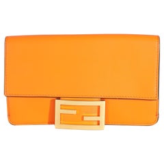 Mini baguette plate en cuir de veau orange de Fendi avec bandoulière 'Strap You' Brown