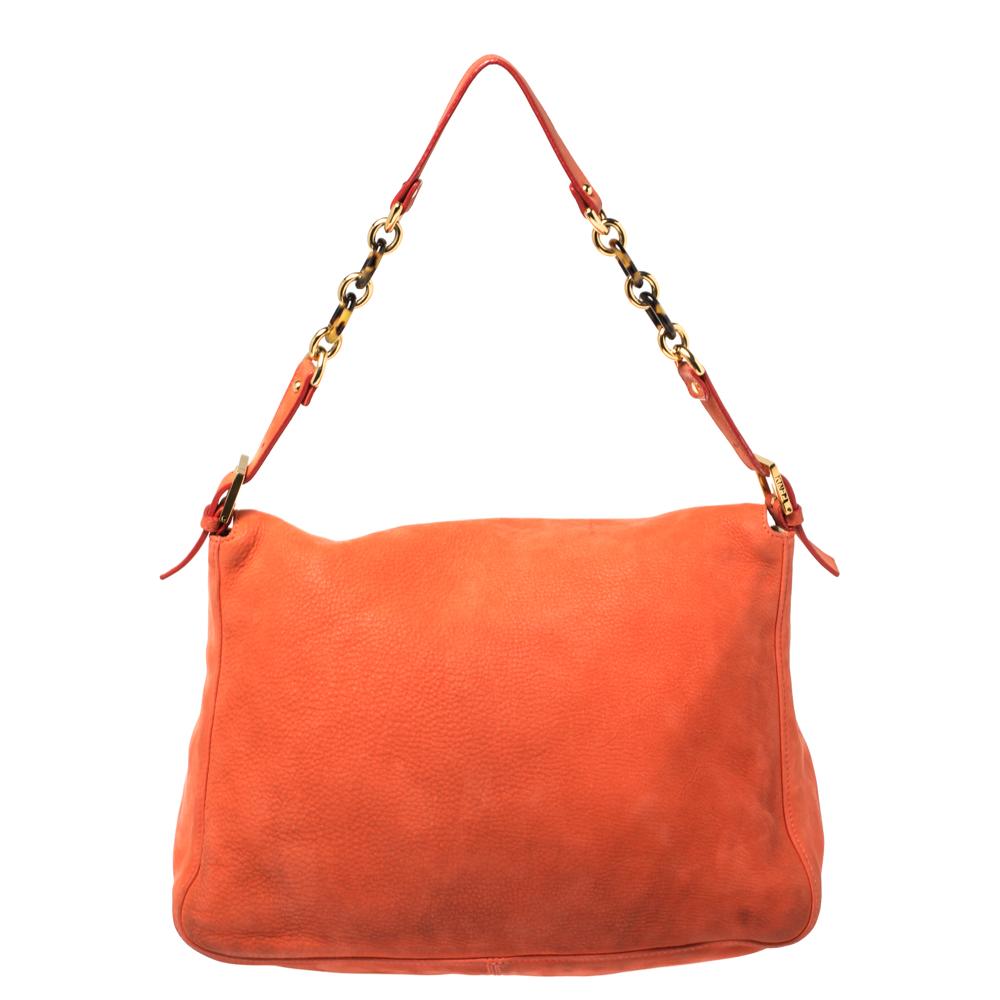 Make this Fendi shoulder bag your go-to bag for your everyday outings. It features a soft orange leather exterior with leather and gold-tone links handle. The front features Fendi's signature FF logo on the front flap. The spacious satin-lined