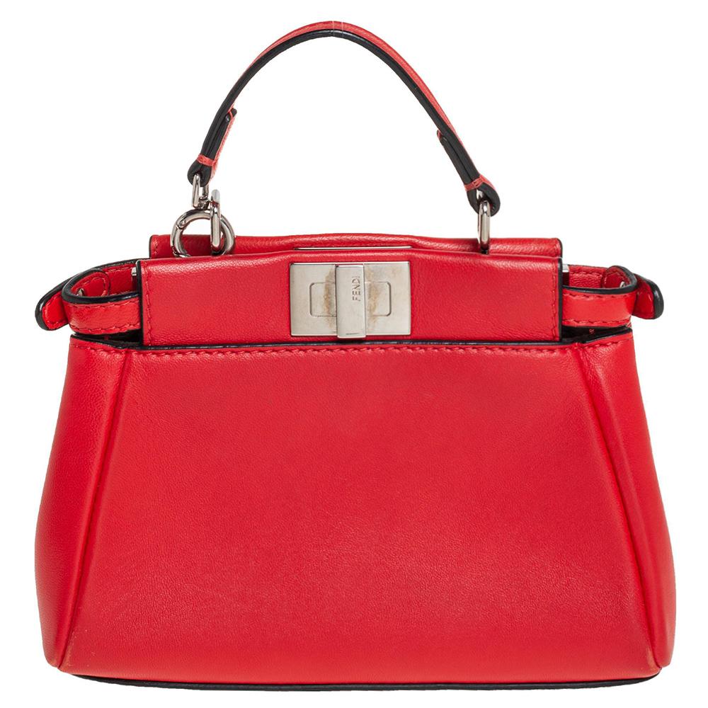 Diese exquisite Peekaboo von Fendi ist heiß begehrt und hat uns seit ihrer Geburt im Jahr 2009 mit ihrer Form, ihrem Design und ihrer Schönheit verzaubert. Diese orangefarbene Version ist sorgfältig aus Leder gefertigt und mit einem Griff an der