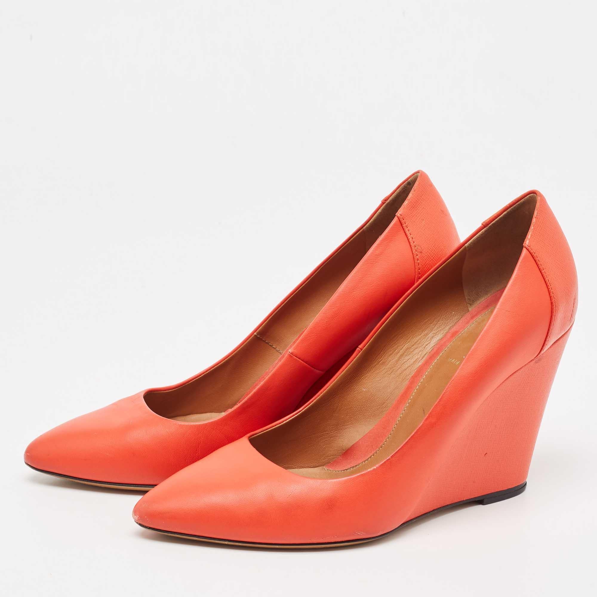 Sfoggiate uno stile elegante con questo paio di décolleté. Queste scarpe eleganti sono realizzate con materiali di qualità. Sono montati su suole resistenti e tacchi eleganti.