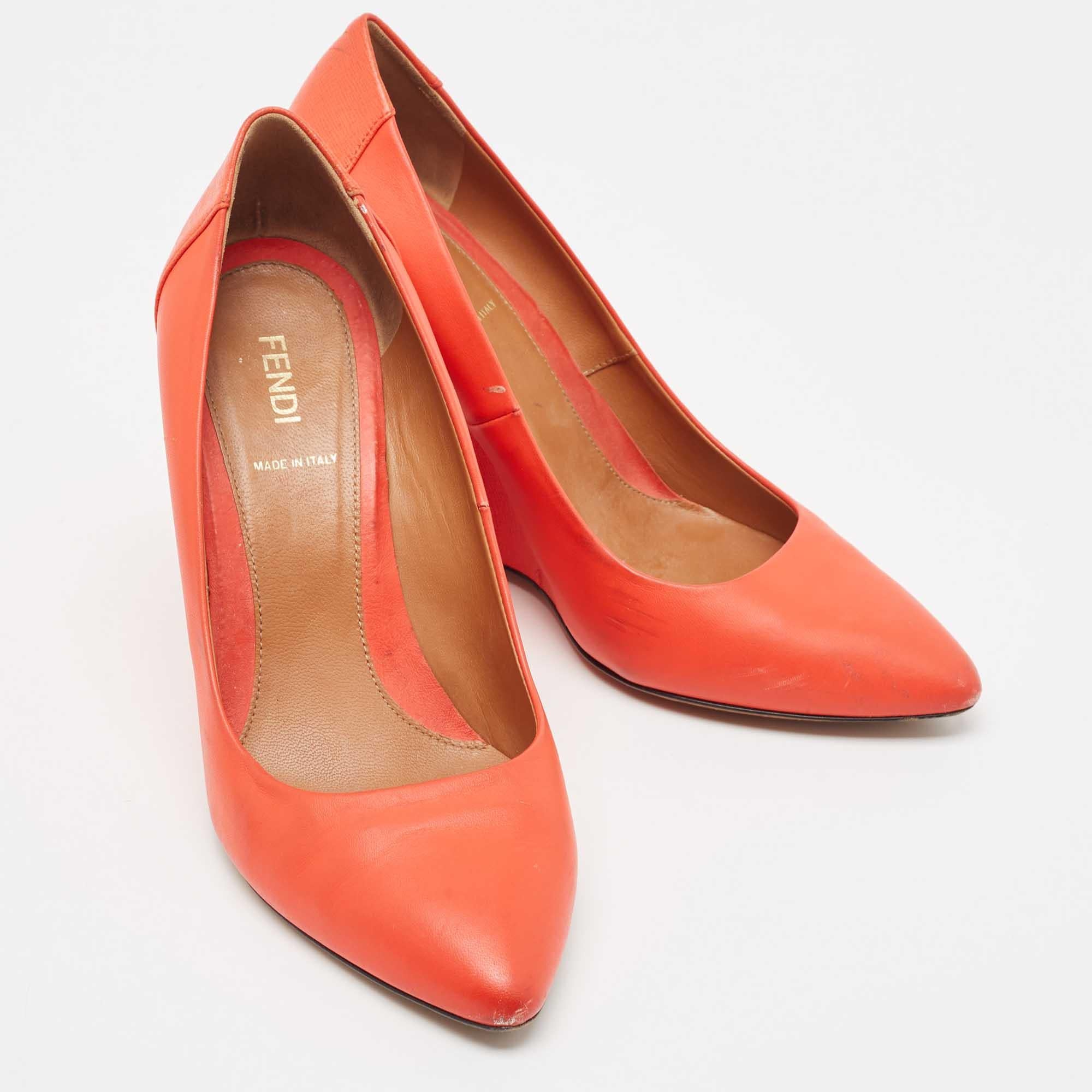 Fendi - Pompe con zeppa in pelle arancione misura 38,5 In condizioni buone in vendita a Dubai, Al Qouz 2