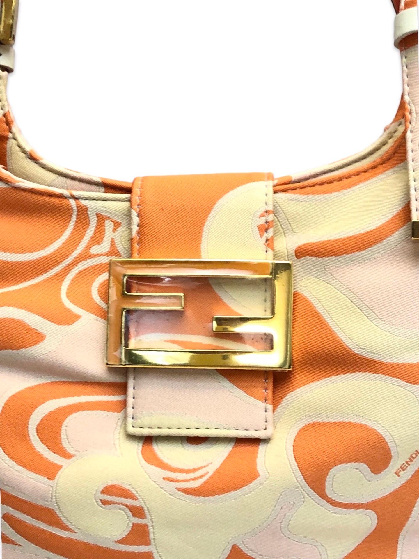 - Sac à main en soie imprimée abstraite multicolore orange de Fendi. On adore l'imprimé abstrait inspiré des années 70 et la combinaison de couleurs du sac que l'on peut emmener partout en voyage pendant l'été. 

- Il est doté d'une fermeture à