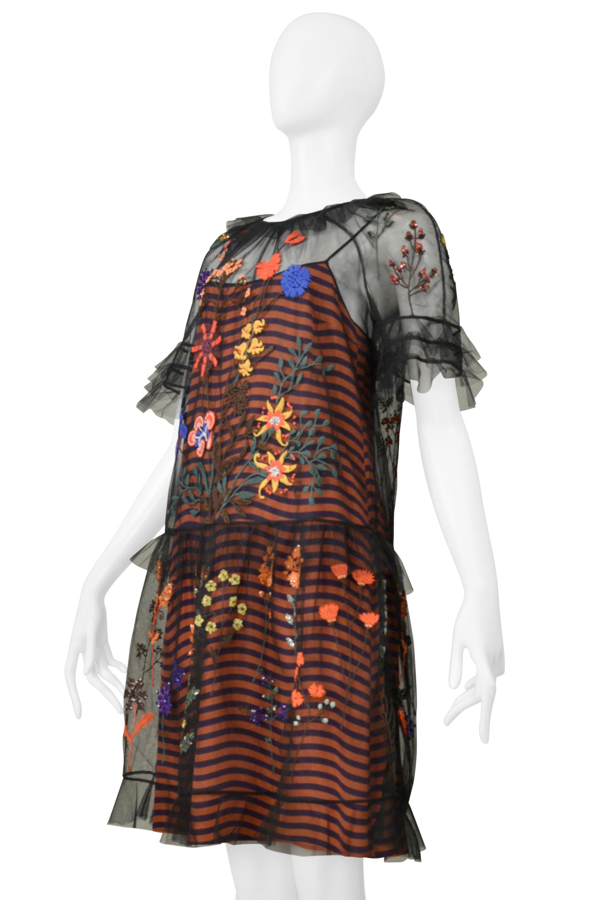 Fendi Vestito a righe arancione e navy con ricamo nero in rete 2016 In condizioni ottime in vendita a Los Angeles, CA