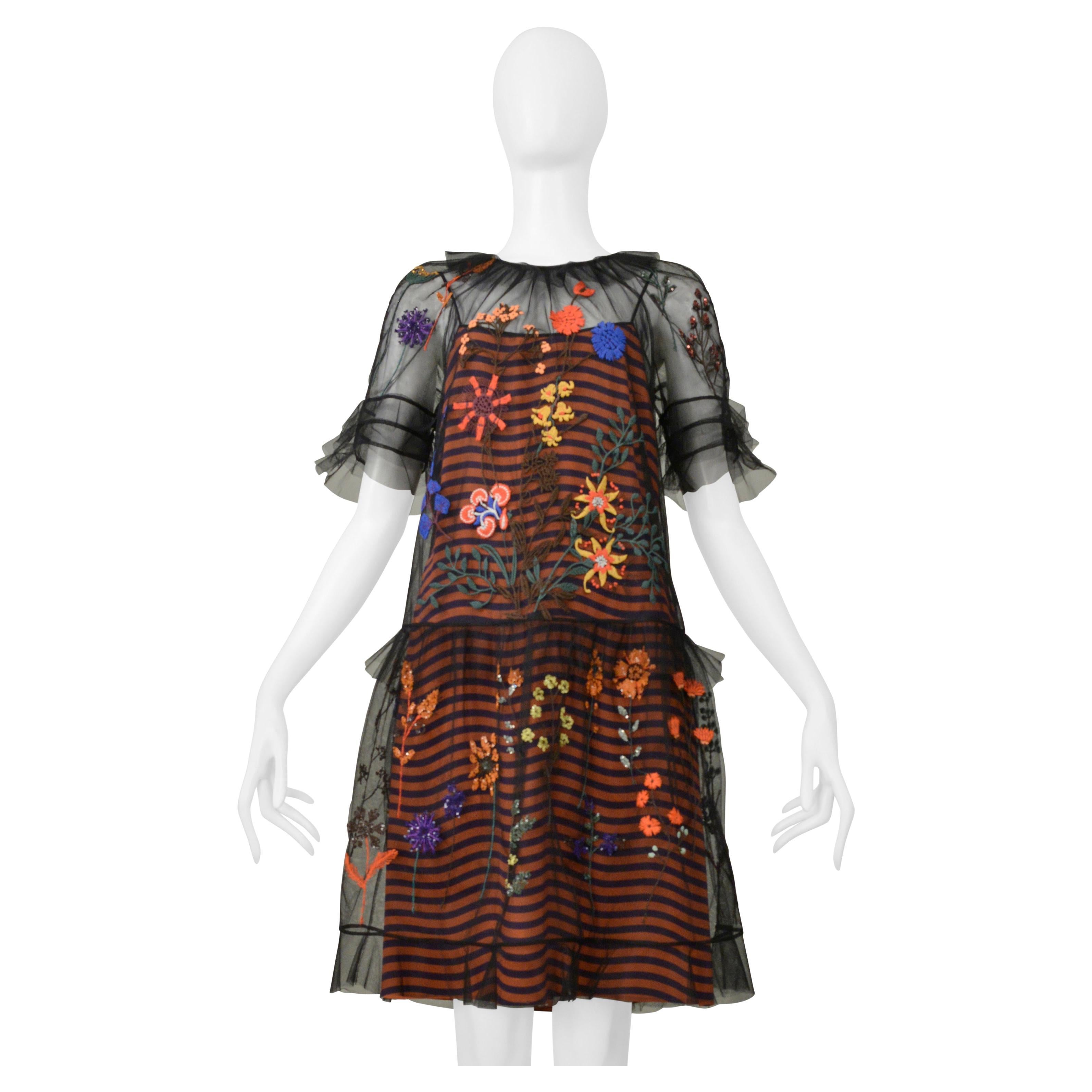 Fendi - Robe à rayures orange et marine avec superposition de maille brodée noire 2016
