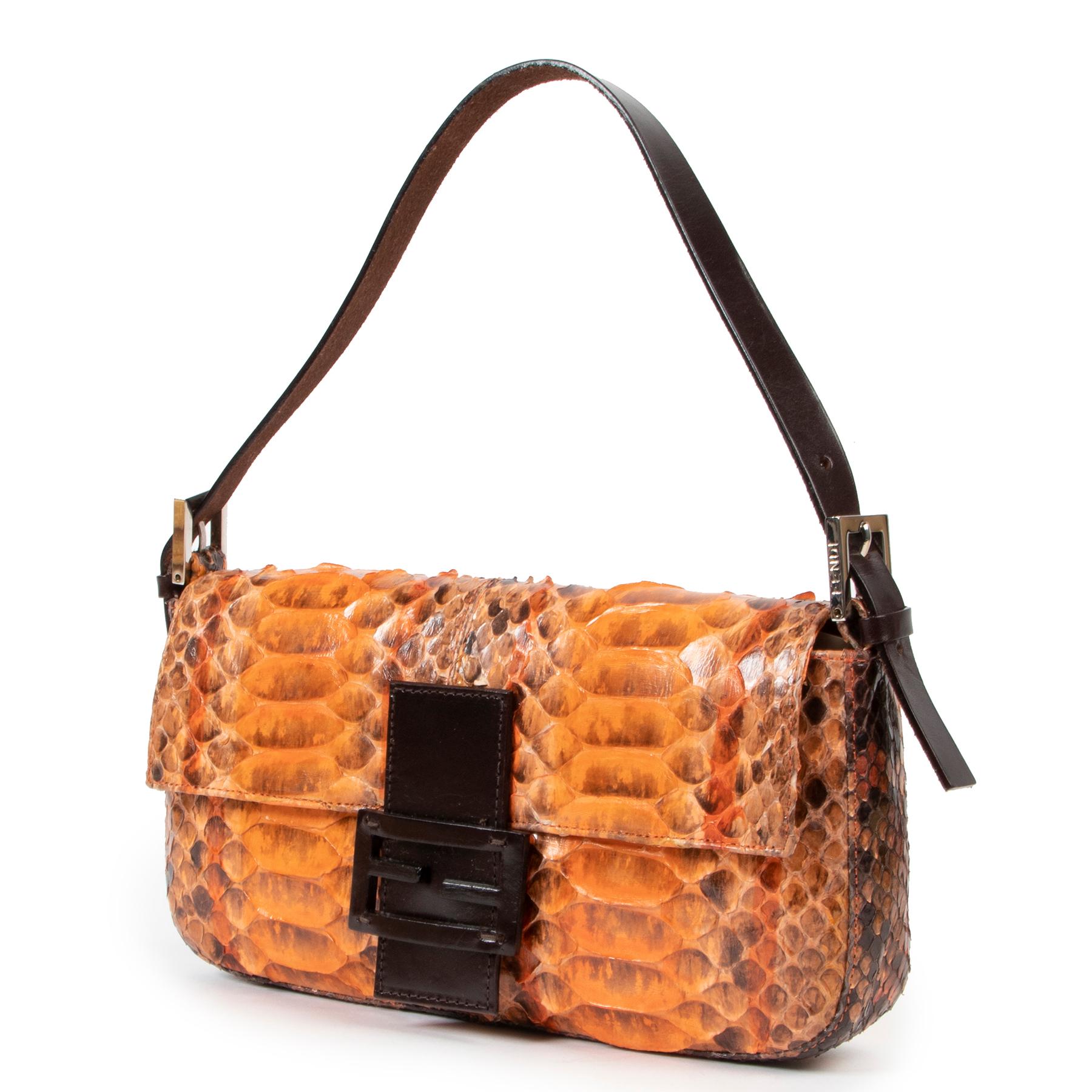 BITTE BEACHTEN: Diese Tasche kann nur innerhalb der EU versandt werden! 

Fendi Orange lackiert Python Baguette Umhängetasche

Oh Mann, wir lieben die Baguette-Tasche von Fendi! Diese Baguette ist aus orangefarbenem Pythonleder gefertigt, was uns