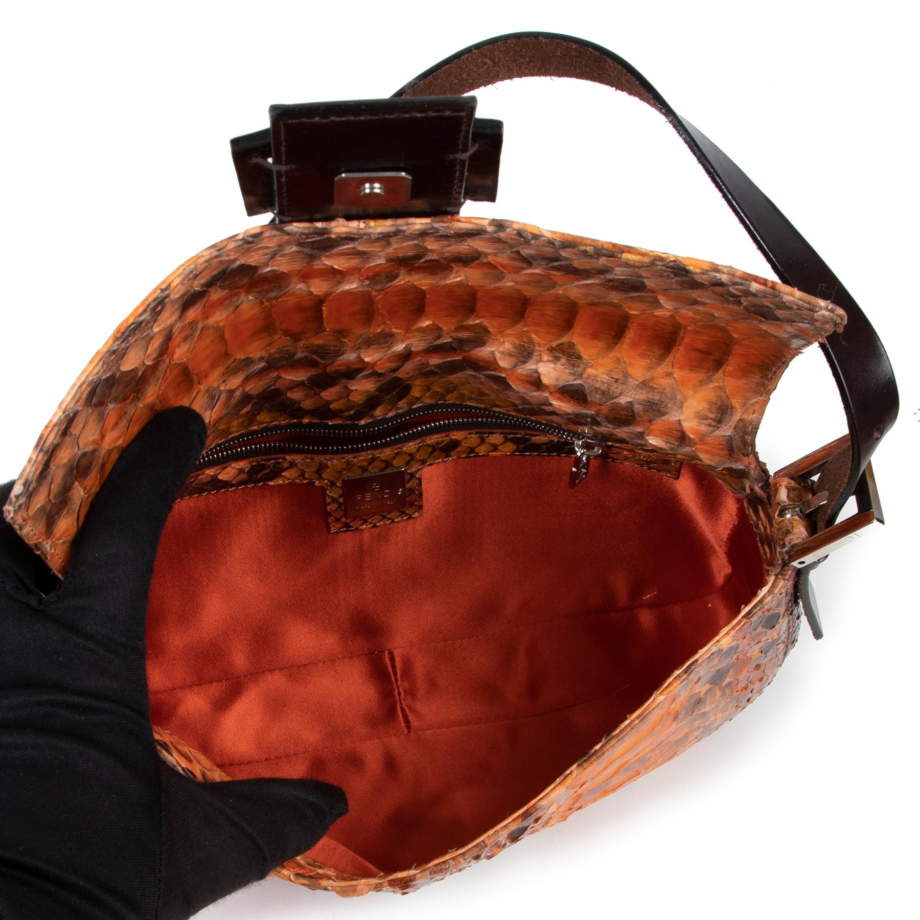 Fendi Orangefarbene Python Baguette Umhängetasche für Damen oder Herren