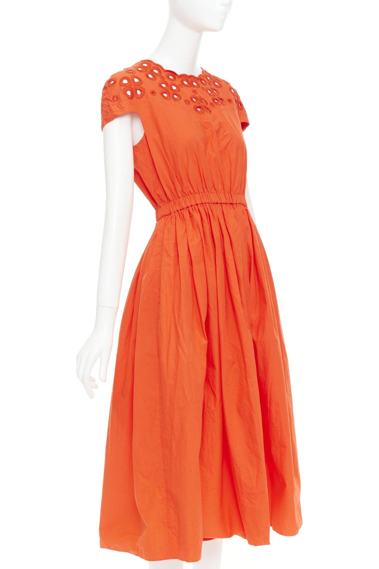 Rouge Robe d'été à manches longues froncées en popeline orange brodée d'œillets Fendi en vente