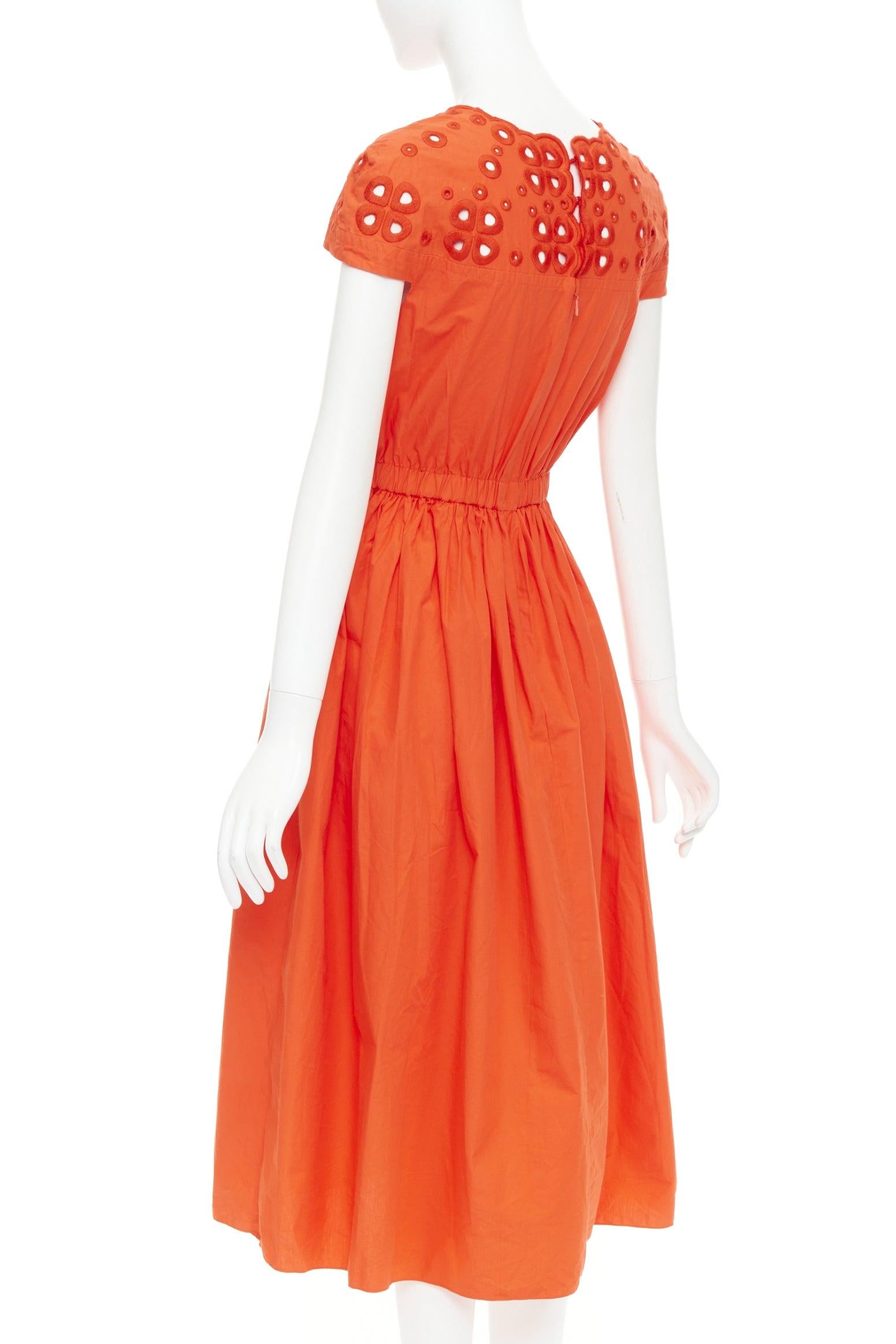 Robe d'été à manches longues froncées en popeline orange brodée d'œillets Fendi en vente 1