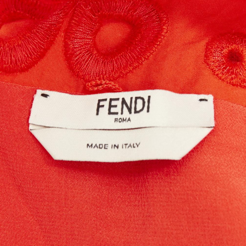Robe d'été à manches longues froncées en popeline orange brodée d'œillets Fendi en vente 3