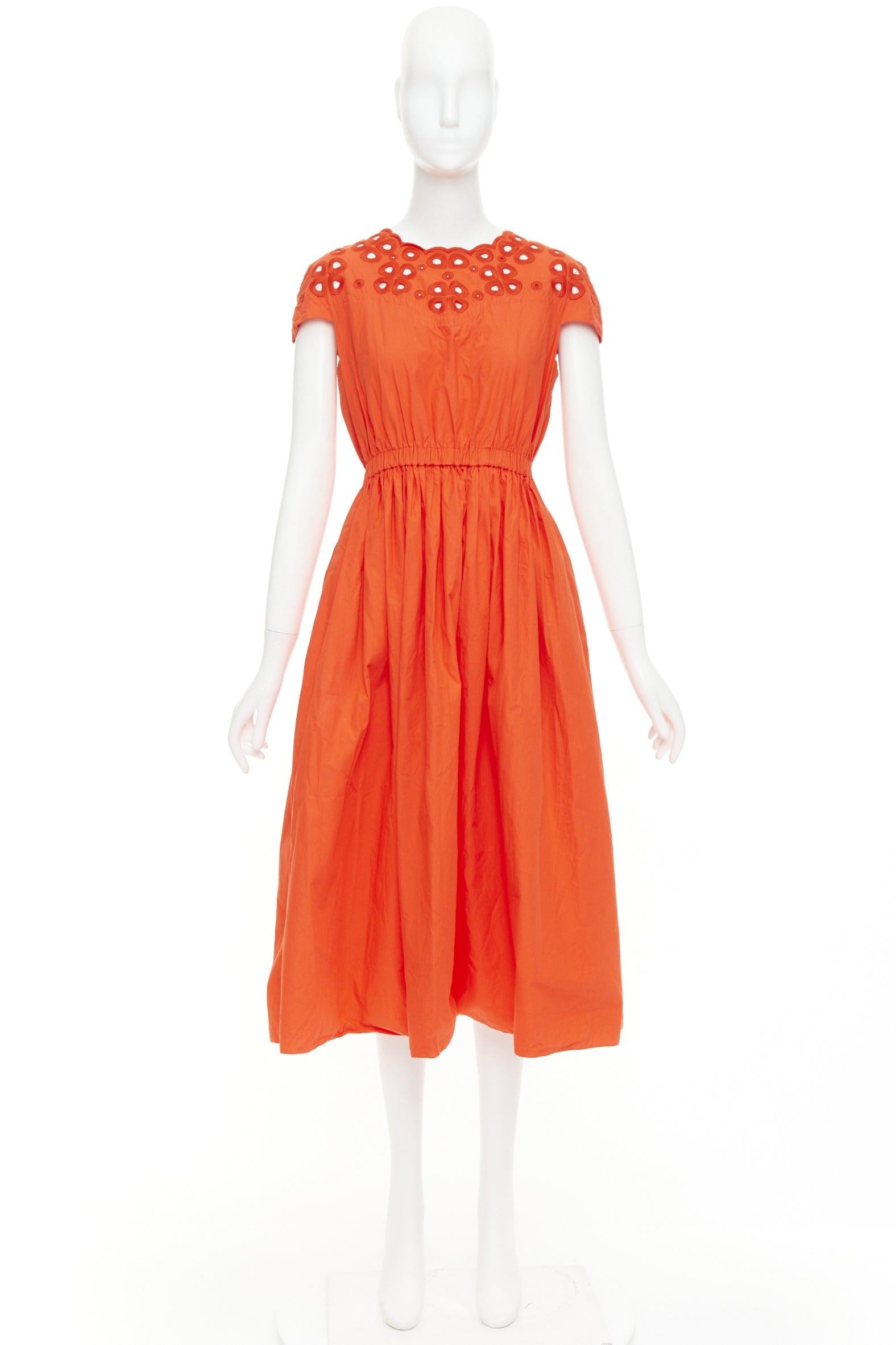 Robe d'été à manches longues froncées en popeline orange brodée d'œillets Fendi en vente 4