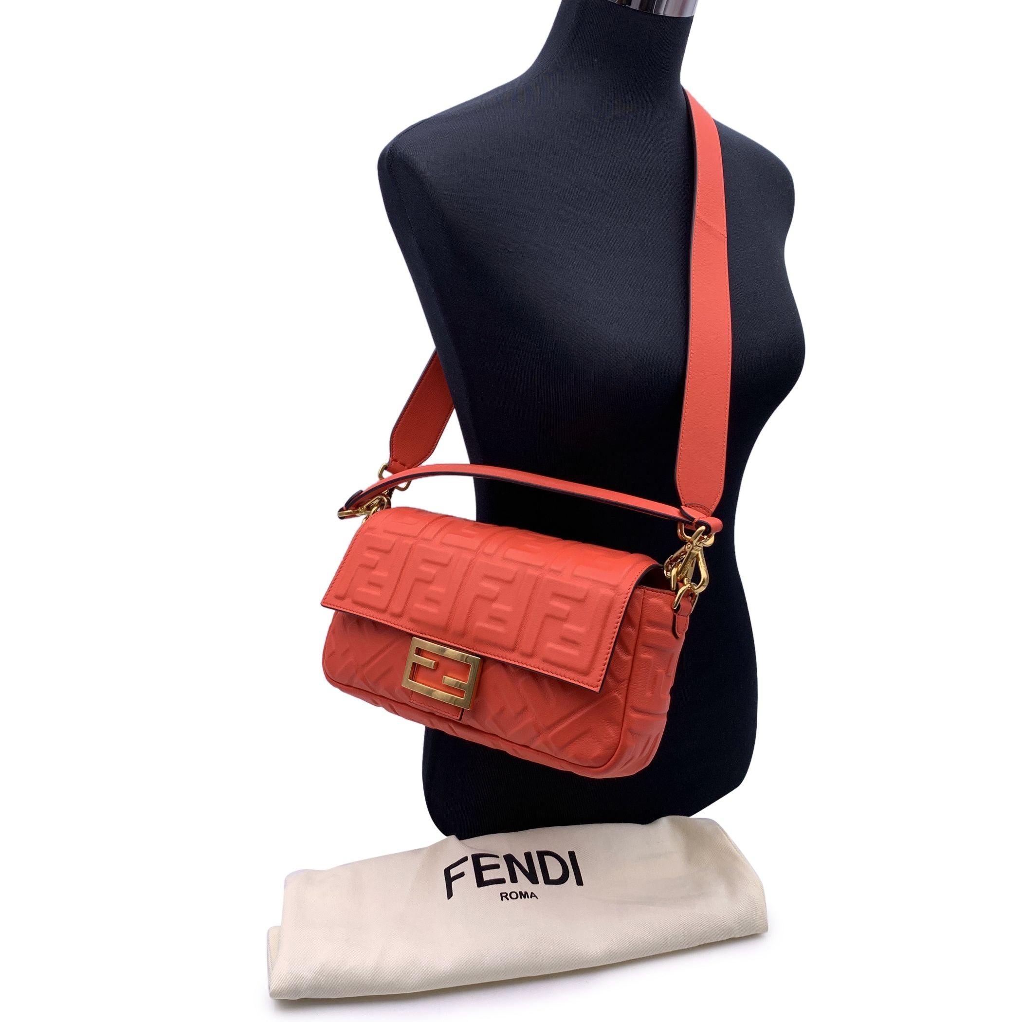 Diese schöne Tasche wird mit einem Echtheitszertifikat von Entrupy geliefert. Das Zertifikat wird ohne weitere Kosten zur Verfügung gestellt. Wunderschöne FENDI 'Baguette' Tasche aus orangerotem Leder mit geprägtem FF Monogram Zucca Muster. Eine