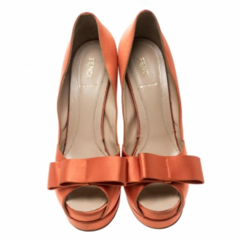 Fendi, raso arancione con fiocco e piattaforma Peep Toe, taglia 40 In condizioni buone in vendita a Dubai, Al Qouz 2