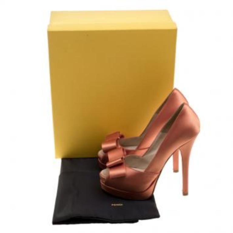 Vale la pena spendere per queste splendide décolleté di Fendi. Realizzate in raso arancione, queste décolleté sfoggiano una punta peep con graziosi fiocchi sulla tomaia e sul plateau, mentre il tacco di 14 cm conferirà alla tua personalità una