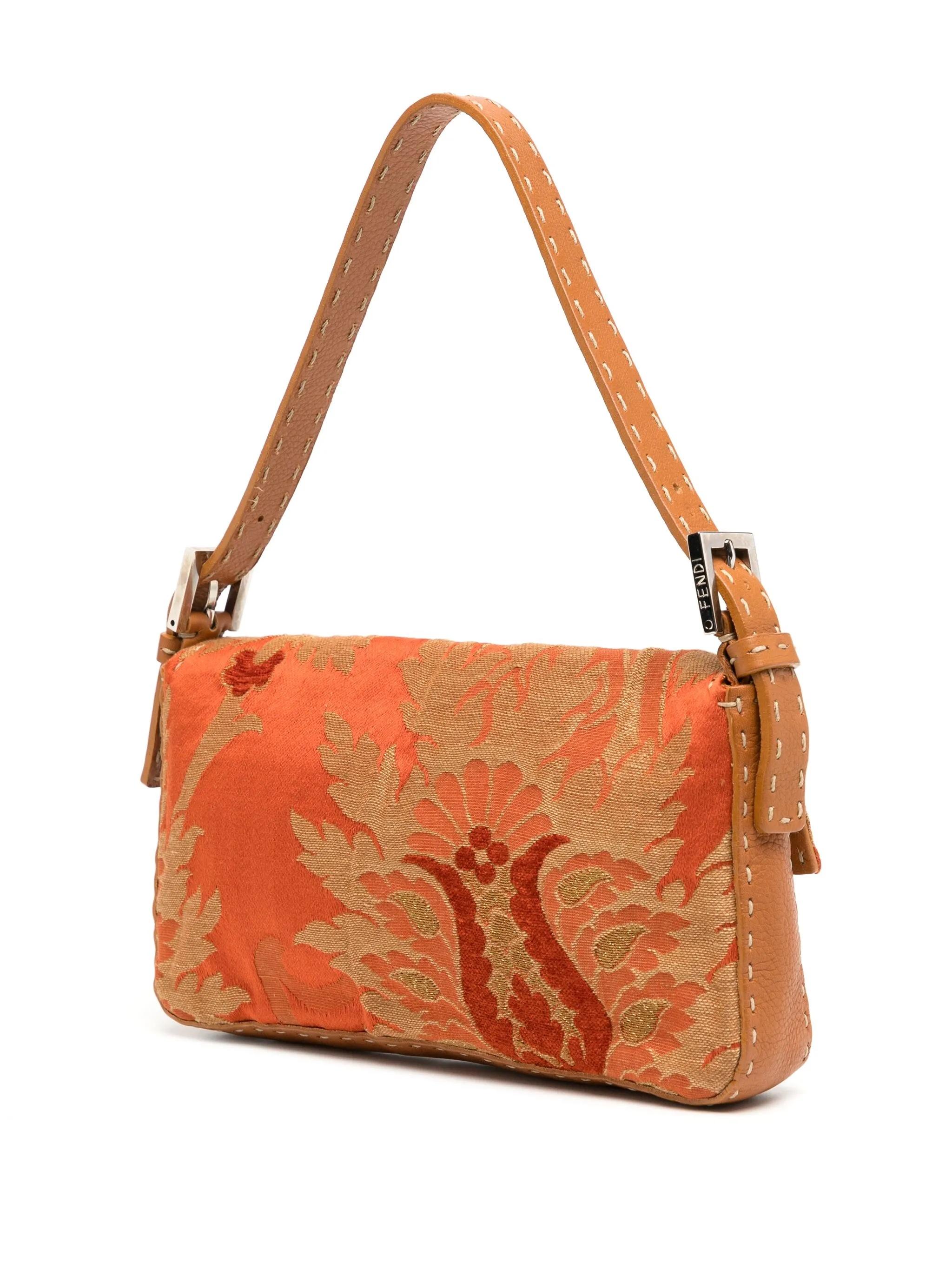 - Arancione / Marrone cammello
- Materiale broccato
- Chiusura magnetica
- Tracolla regolabile
- Stitch by Stitch a contrasto
- Condizioni: Eccellente
Questo articolo precedentemente posseduto è in condizioni quasi perfette con minimi segni di danni