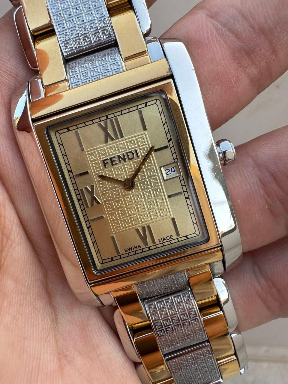    Beschreibung
Marke: Fendi

Modell: Orologi

Referenznummer: Konstellation

Referenznummer:7600G

Land der Herstellung: Schweiz

Uhrwerk: Quarz

MATERIAL des Gehäuses: Rostfreier Stahl

Abmessungen: Gehäusebreite: 32 mm. (ohne Krone) x 44mm

Band